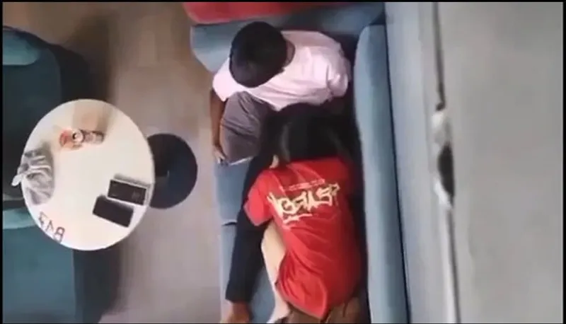 Quay lén cô bạn gái mút liếm cho con ghệ nơi công cộng
