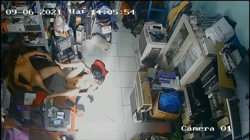 Cô vợ ông chồng xoạc nhau trong của của quý máy tính